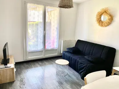 Coin salon dans l'établissement T2 jardinet, accès direct plage
