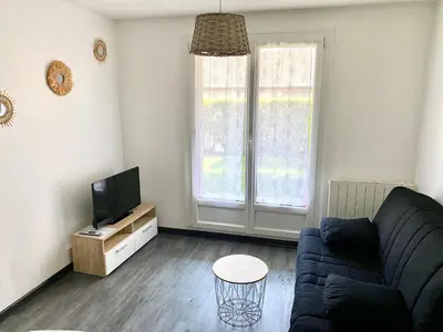 Télévision ou salle de divertissement dans l'établissement T2 jardinet, accès direct plage