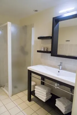 Salle de bains dans l'établissement Auberge de la Baie