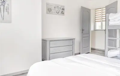 Un ou plusieurs lits dans un hébergement de l'établissement 3 Bedroom Stunning Home In Sainteny