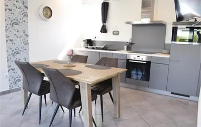 Cuisine ou kitchenette dans l'établissement Beautiful Apartment In Sainteny
