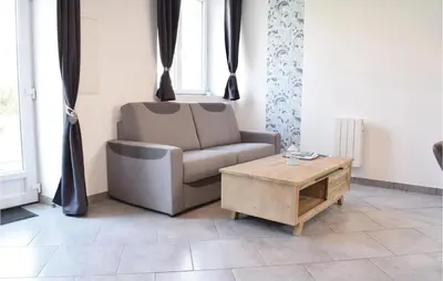 Coin salon dans l'établissement Beautiful Apartment In Sainteny