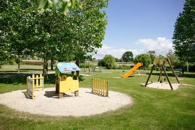 Aire de jeux pour enfants de l'établissement Camping Saint Michel