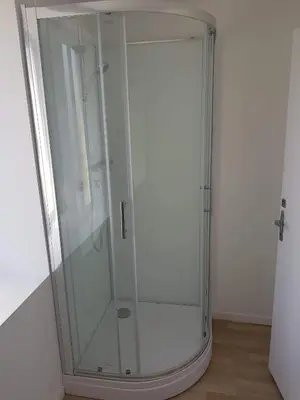 Salle de bains dans l'établissement CHAMBRES / BEDROOM