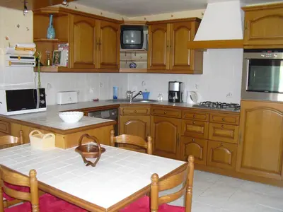 Cuisine ou kitchenette dans l'établissement Vacances à Réthoville