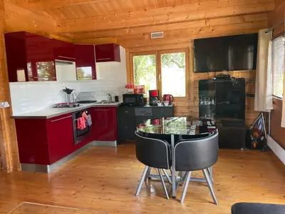 Cuisine ou kitchenette dans l'établissement The Cabin with heated outdoor pool