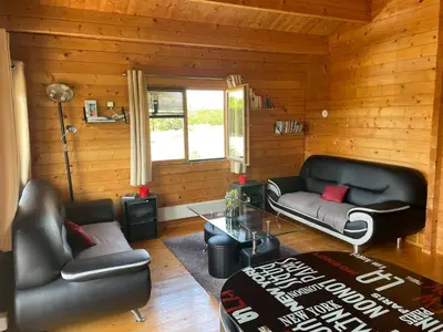 Coin salon dans l'établissement The Cabin with heated outdoor pool