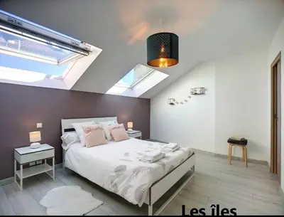 Un ou plusieurs lits dans un hébergement de l'établissement Beau duplex et studio proche de la mer