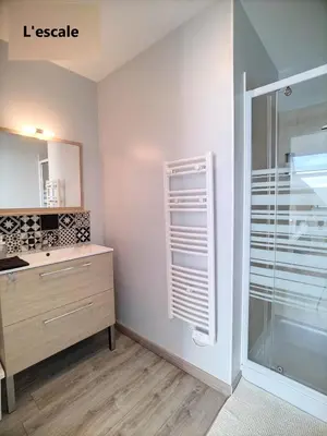 Salle de bains dans l'établissement Beau duplex et studio proche de la mer