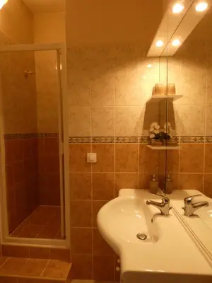 Salle de bains dans l'établissement LE TERTRE