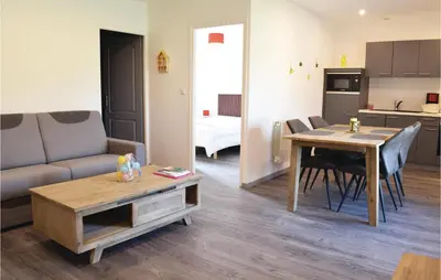 Cuisine ou kitchenette dans l'établissement 1 Bedroom Cozy Apartment In Sainteny
