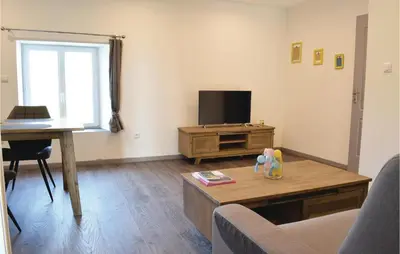 Télévision ou salle de divertissement dans l'établissement 1 Bedroom Cozy Apartment In Sainteny