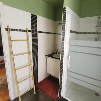 Salle de bains dans l'établissement Aux Couleurs de la Baie