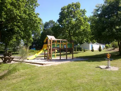 Aire de jeux pour enfants de l'établissement Camping le Balcon de la Baie