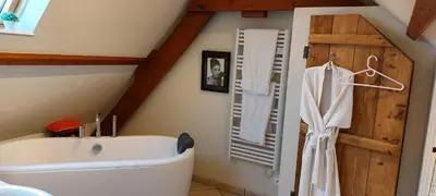 Salle de bains dans l'établissement Manoir de Turqueville les Quatre Etoiles
