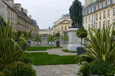 Jardin de l'établissement DOUCES NUITS CAENNAISES - Parking Privé inclus, centre ville