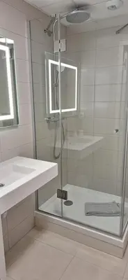 Salle de bains dans l'établissement Hôtel Beaurivage
