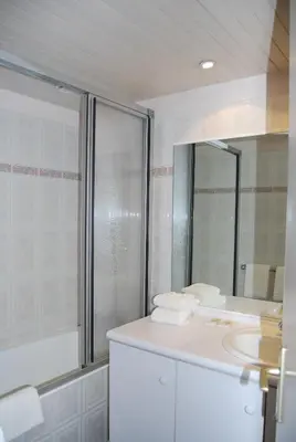 Salle de bains dans l'établissement Hôtel de la Pointe du Grouin