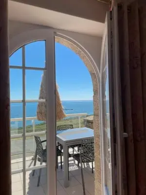 Vue générale sur la mer ou vue sur la mer prise depuis l'hôtel