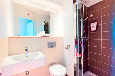 Salle de bains dans l'établissement Premiere Classe Caen Nord - Mémorial