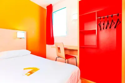 Un ou plusieurs lits dans un hébergement de l'établissement Premiere Classe Caen Nord - Mémorial