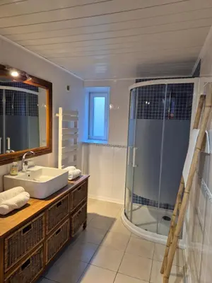 Salle de bains dans l'établissement Les gîtes d'Herquetot -