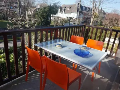 Balcon ou terrasse dans l'établissement Appartement T2 au cœur de Cabourg avec balcon, parking & acceptant animaux - FR-1-465-16