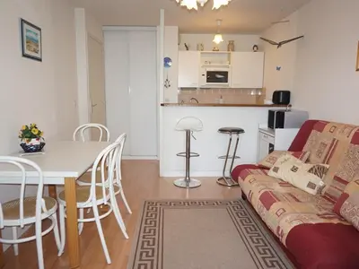 Cuisine ou kitchenette dans l'établissement Appartement cosy 4 pers à 300m de la plage de Cabourg avec tout confort - FR-1-465-21
