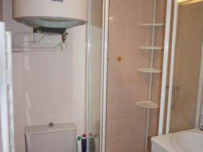 Salle de bains dans l'établissement Appartement cosy 4 pers à 300m de la plage de Cabourg avec tout confort - FR-1-465-21