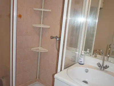 Salle de bains dans l'établissement Appartement cosy 4 pers à 300m de la plage de Cabourg avec tout confort - FR-1-465-21