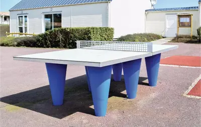 Tennis de table au sein de l'établissement Nice Home In Grandcamp Maisy With Wifi ou à proximité