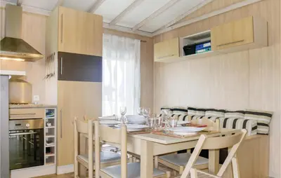 Cuisine ou kitchenette dans l'établissement Nice Home In Grandcamp Maisy With Wifi