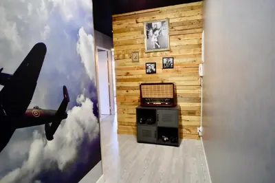 Télévision ou salle de divertissement dans l'établissement Le Green Way, Style Seconde Guerre et terrasse