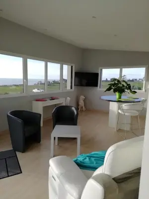 Télévision ou salle de divertissement dans l'établissement Les Balcons de Saint Pair