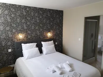 Un ou plusieurs lits dans un hébergement de l'établissement Au Loup Historic Apartments