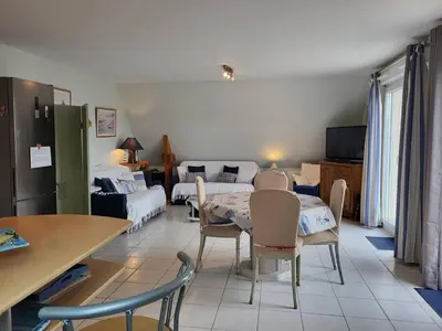 Télévision ou salle de divertissement dans l'établissement Appartement 2 pièces avec piscine et parking privé, proche plage, Merville-Franceville-Plage - FR-1-465-26