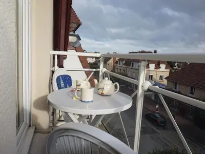 Balcon ou terrasse dans l'établissement Appartement 2 pièces avec piscine et parking privé, proche plage, Merville-Franceville-Plage - FR-1-465-26