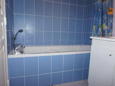 Salle de bains dans l'établissement Appartement 2 pièces avec piscine et parking privé, proche plage, Merville-Franceville-Plage - FR-1-465-26