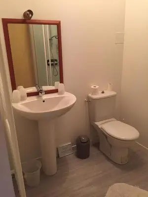 Salle de bains dans l'établissement La Vieille Foulonnière : Chambres d'hôtes & Permaculture