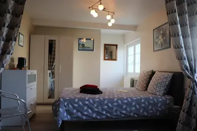 Coin salon dans l'établissement Villa des sables avec 1 studio pour 2 personnes pouvant être complété par une chambre avec sa salle de bain et WC si 4 personnes
