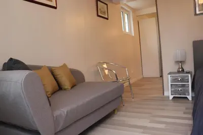 Coin salon dans l'établissement Villa des sables avec 1 studio pour 2 personnes pouvant être complété par une chambre avec sa salle de bain et WC si 4 personnes