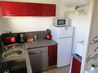 Cuisine ou kitchenette dans l'établissement Charmant studio bord de mer