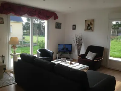 Télévision ou salle de divertissement dans l'établissement Denneville Coastal Escape with garden