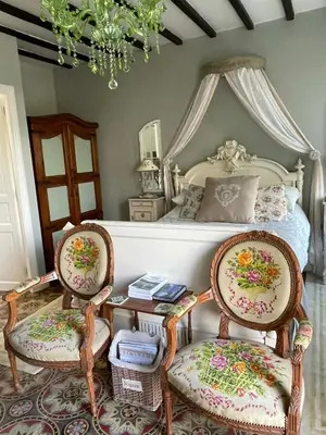 Coin salon dans l'établissement The Old Farm of Amfreville Chambre d' Hotes & Table d' Hotes