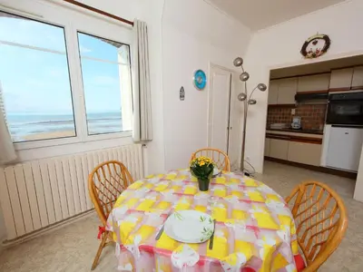 Cuisine ou kitchenette dans l'établissement Apartment Le Caneton-3 by Interhome