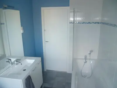 Salle de bains dans l'établissement Villa centre ville à 100m de la plage, pour 20 personnes