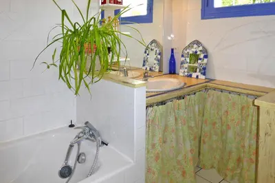 Salle de bains dans l'établissement Holiday Home in Denneville near Sandy Beach