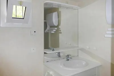 Salle de bains dans l'établissement Chalet near Mont St Michel & Nature Trails