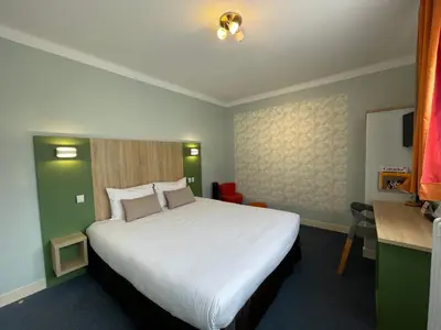 Un ou plusieurs lits dans un hébergement de l'établissement Hôtel de Caen