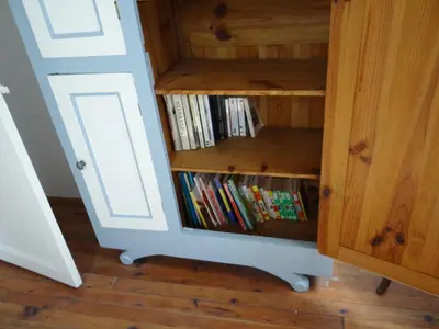 Bibliothèque dans le lodge